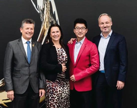 身为法国香槟协会授勋香槟校尉的赵胤胤（右二），应邀担任国际侍酒师大赛全球总决赛的评委。